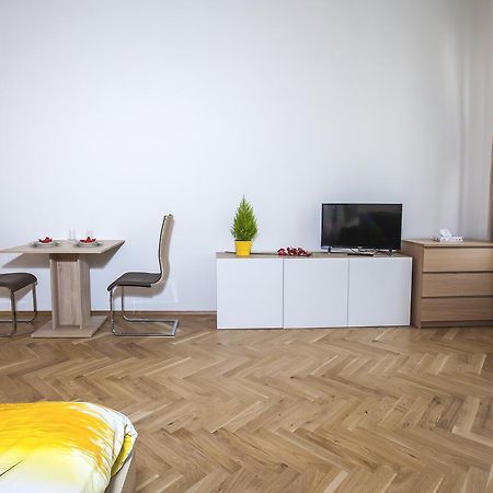 Beautiful Central Apartment Thámova Prága Kültér fotó